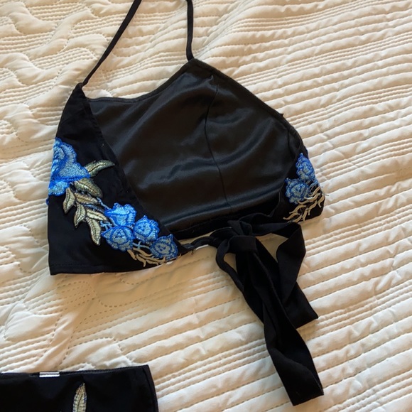 Blue floral halter crop and skirt set - Picture 4 of 6